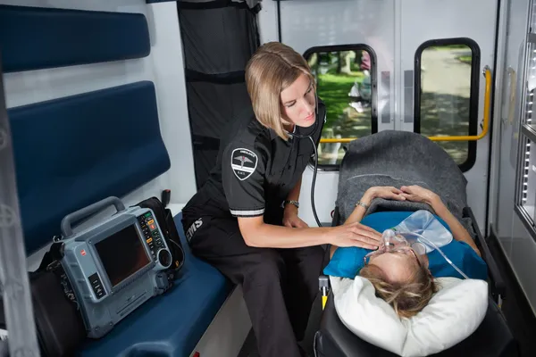 Ambulansta kıdemli acil bakım — Stok fotoğraf