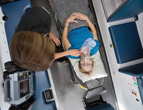 Üst düzey hasta ve emt ile ambulans iç — Stok fotoğraf
