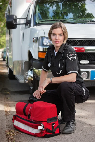 Fiduciosa donna paramedica dello SME — Foto Stock