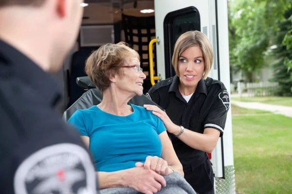 Travailleur ambulancier avec patient — Photo