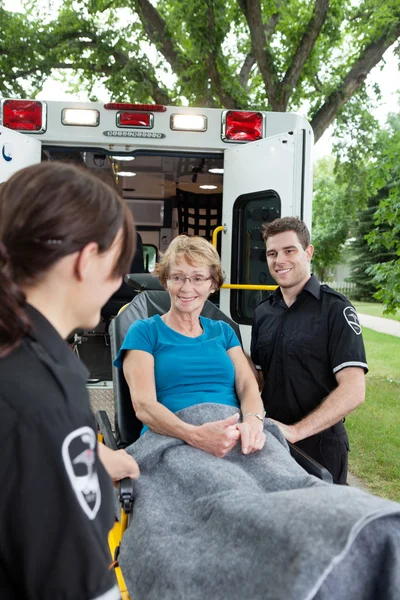Ambulans kadın kıdemli — Stok fotoğraf