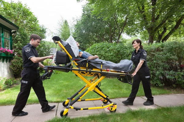 Senior på ambulans bår — Stockfoto