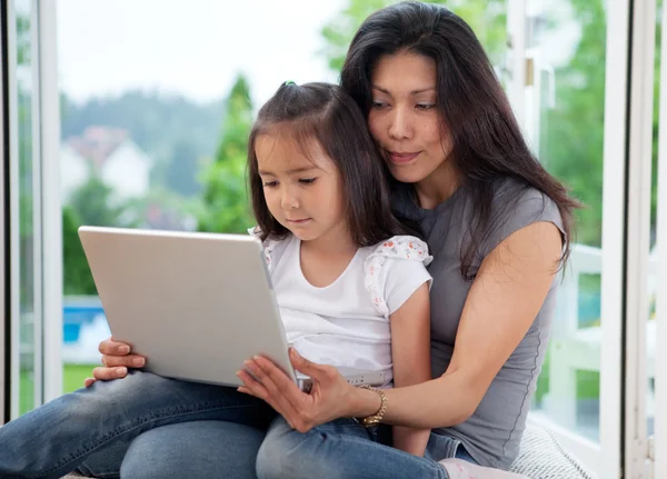 Mor och dotter med bärbar dator — Stockfoto