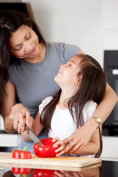 Mother and Daughter Cutting Vegetables — Stock Photo, Image