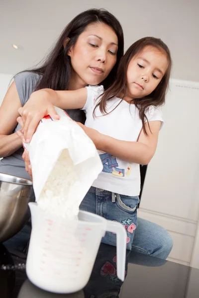 Mother and Daughter Measuring Ingredient — Stock Photo, Image