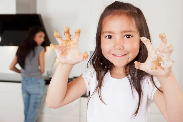 Kind met cookie deeg op handen — Stockfoto