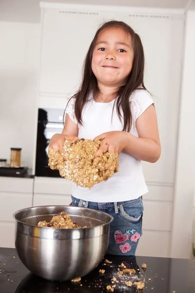 做饼干的小女孩 — 图库照片