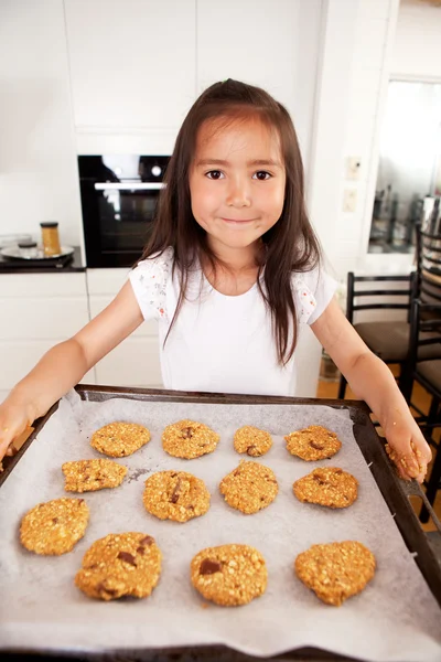 Bonito jovem menina cozimento cookies — Fotografia de Stock