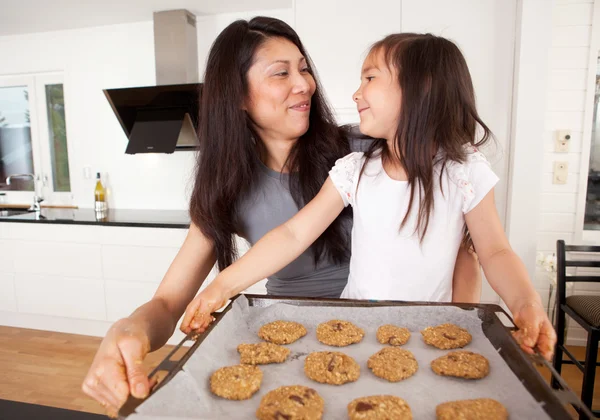 Μητέρα και κόρη ψήσιμο τα cookies — Φωτογραφία Αρχείου