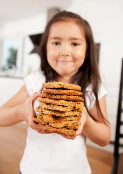 Giovane ragazza che tiene Stack di biscotti — Foto Stock
