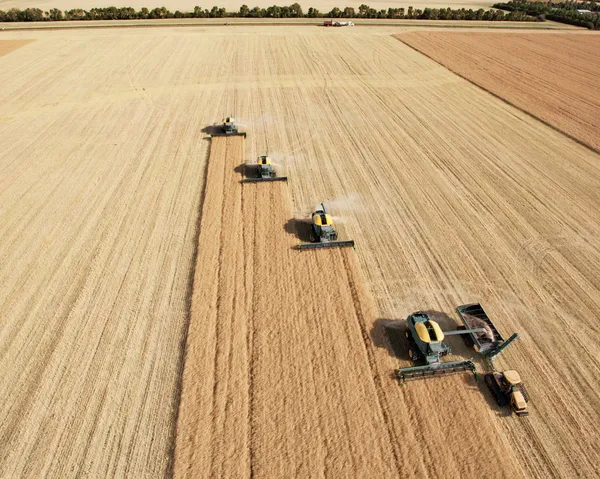 Vista aérea de colheitadeiras em formação — Fotografia de Stock