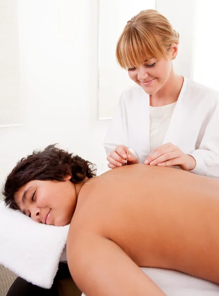 Acupuncturist met jonge mannelijke patiënt — Stockfoto