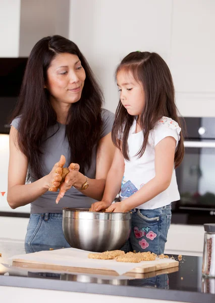 Mamma med dotter baka cookies — Stockfoto