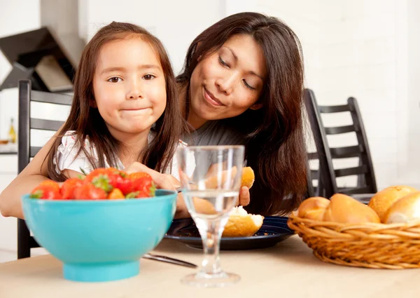 Mutter Tochter isst Mahlzeit mit Erdbeeren — Stockfoto