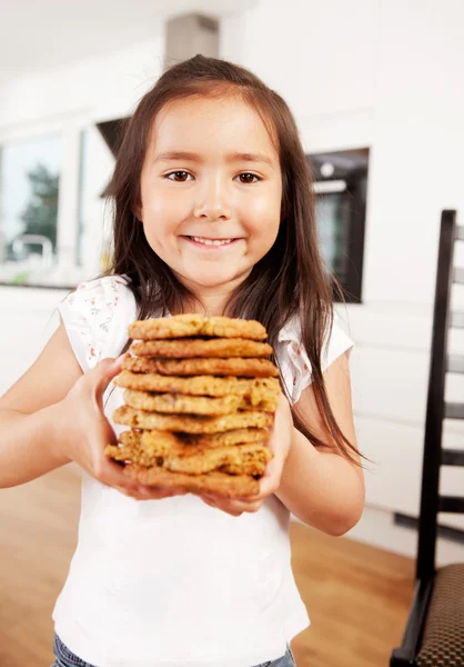 Menina bonito com biscoitos frescos — Fotografia de Stock