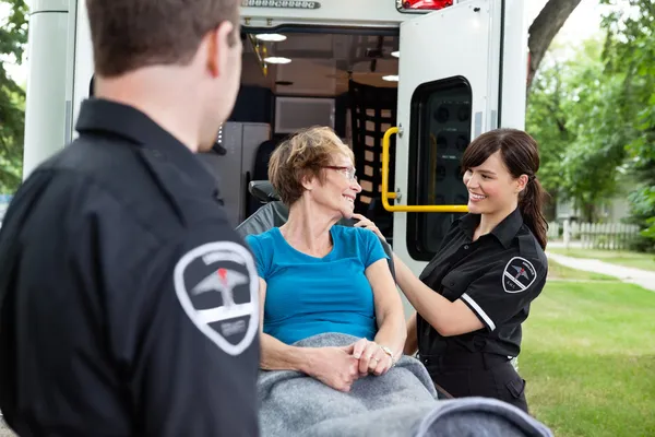 Gelukkige vrouw op ambulance — Stockfoto