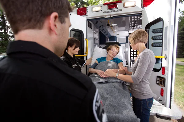 Femme âgée avec ambulancier paramédical — Photo