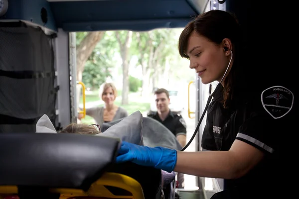 Sağlık görevlisi ambulansa hasta ile — Stok fotoğraf