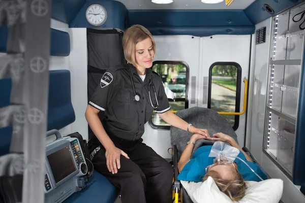 Assistenza agli anziani in ambulanza — Foto Stock