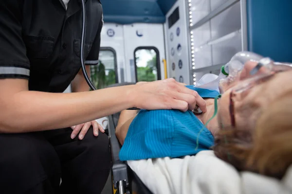 Mesure de la fréquence cardiaque en ambulance — Photo