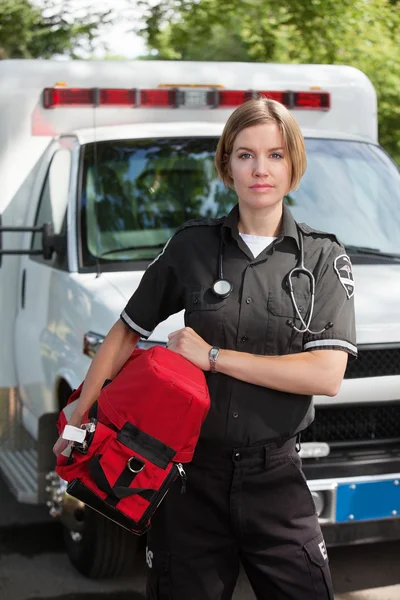 EMS mulher profissional com unidade de oxigênio — Fotografia de Stock