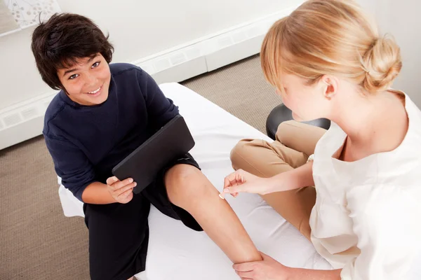 Barn med digitala tablett under akupunktur — Stockfoto