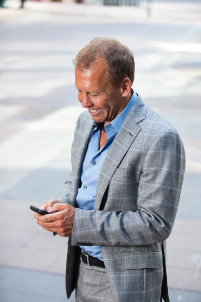 Портрет бизнесмена с текстовыми сообщениями — стоковое фото