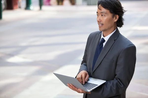 Affärsman med laptop utomhus — Stockfoto