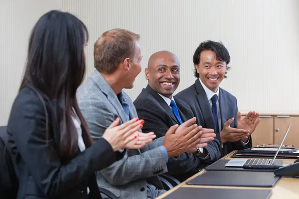 Profissionais aplaudindo durante uma reunião de negócios — Fotografia de Stock