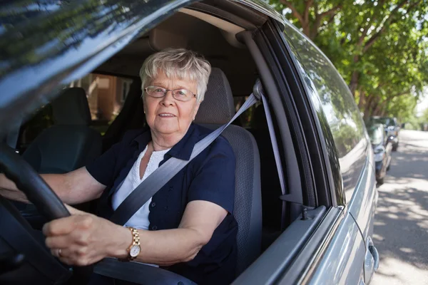 Stara kobieta jazdy samochodem — Zdjęcie stockowe