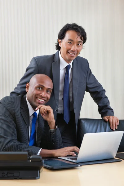 Les hommes d'affaires qui travaillent sur ordinateur portable — Photo