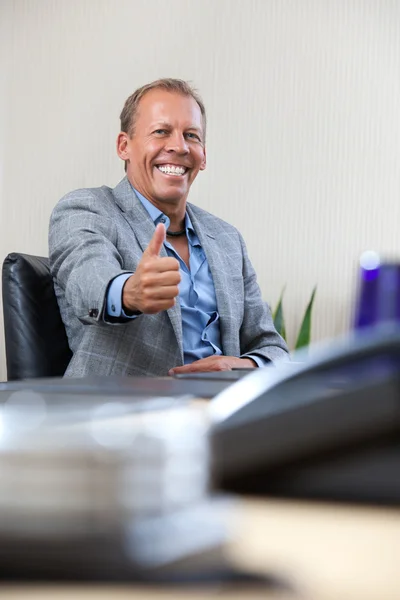 Businessman with thumbs up gesture — Stock Photo, Image