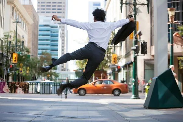 Homem de negócios pulando no ar — Fotografia de Stock