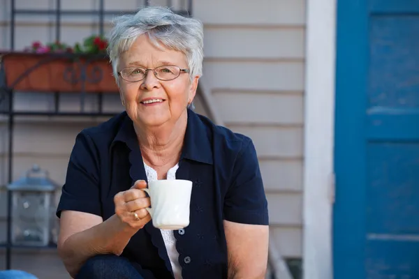 Старшая женщина пьет чай — стоковое фото