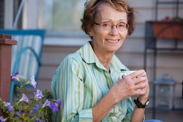 Donna anziana con bevanda calda all'aperto — Foto Stock