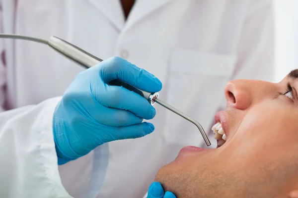 Ferramenta de sucção no dentista — Fotografia de Stock
