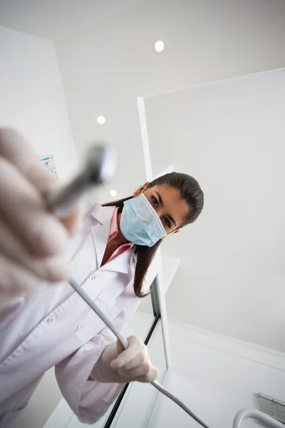 Dentista feminina segurando broca — Fotografia de Stock