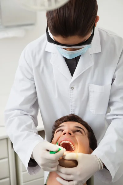 그의 이빨을 검사 환자 — 스톡 사진
