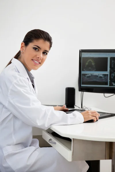Female dentist working on computer — Stock Photo, Image