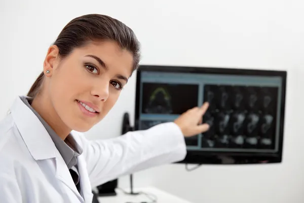 Tandläkare visar tänder röntgen på skärmen — Stockfoto
