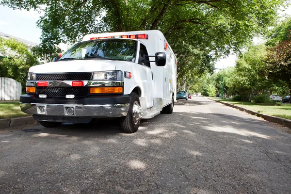 Ambulance dans un quartier résidentiel — Photo