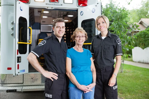Profesionales de la ambulancia — Foto de Stock