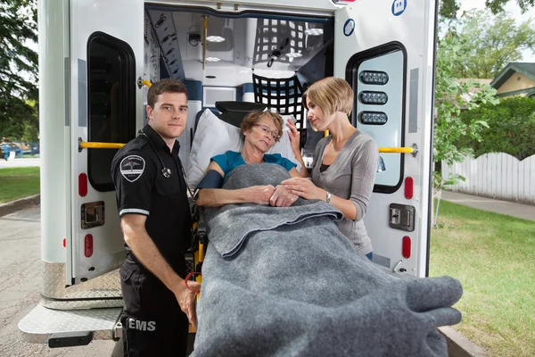 Ambulanza donna anziana — Foto Stock