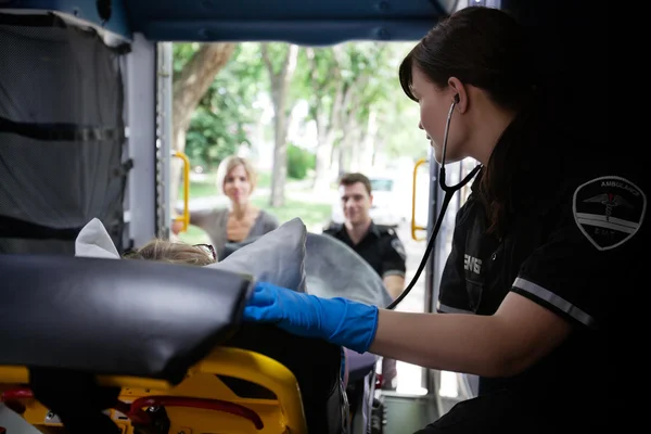 Interno di ambulanza con paziente — Foto Stock