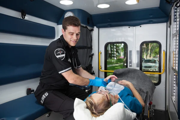 Tomando pulso em ambulância — Fotografia de Stock