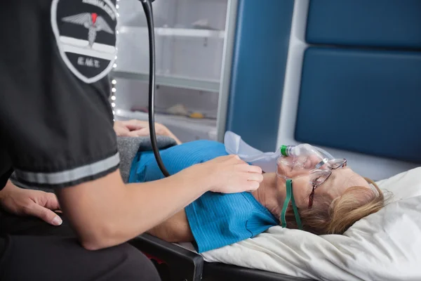 Pulse Donna anziana in ambulanza — Foto Stock