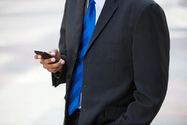 Zakenman die mobiele telefoon gebruikt — Stockfoto