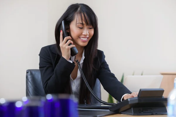 Business Woman Talking on Phone — Stock Photo, Image