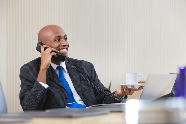 Empresário falando ao telefone enquanto toma chá — Fotografia de Stock