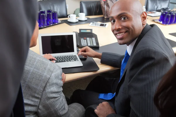 Negócios usando laptop no escritório — Fotografia de Stock